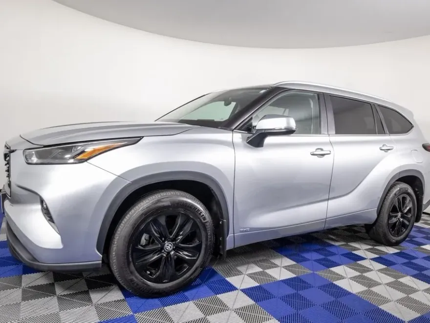 2024 Toyota Highlander Hybrid XLE photo 1