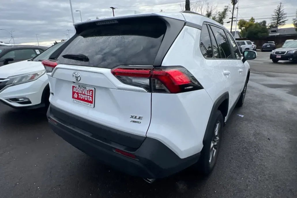 2024 Toyota RAV4 XLE photo 1