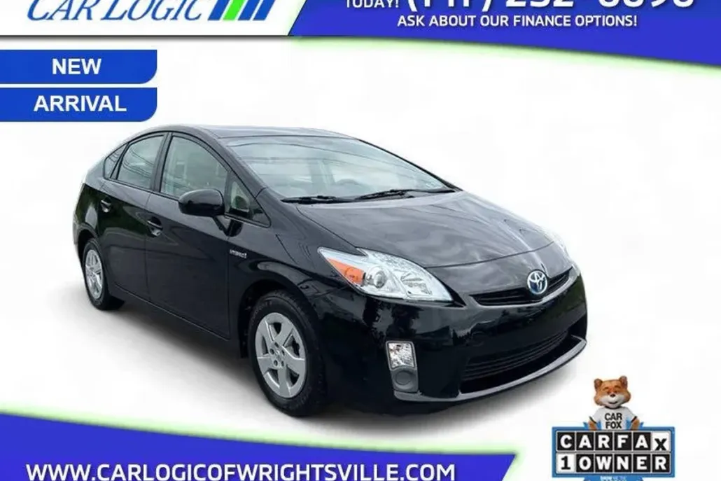 2011 Toyota Prius Three photo 1