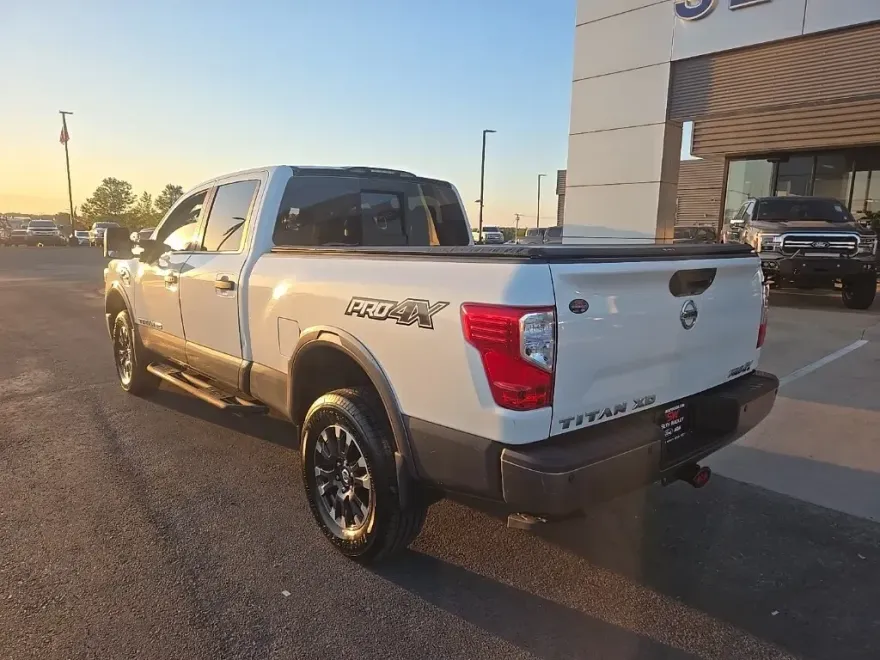 2017 Nissan Titan PRO-4X photo 1