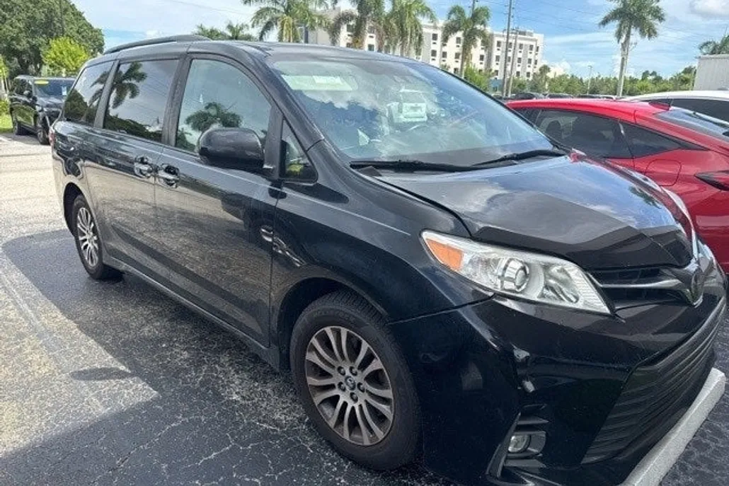 2020 Toyota Sienna Base photo 1