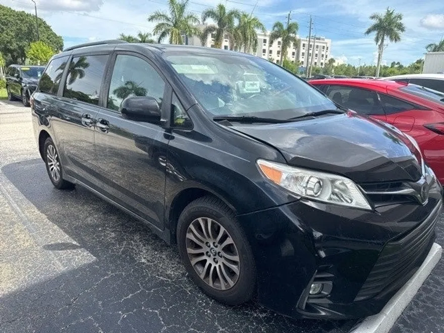 2020 Toyota Sienna Base photo 1