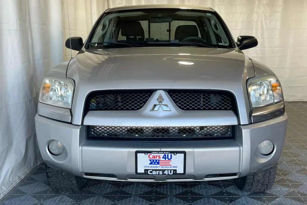 2006 Mitsubishi Raider LS photo 1