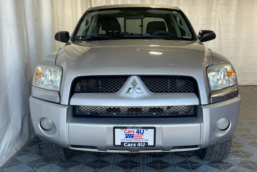 2006 Mitsubishi Raider LS photo 1