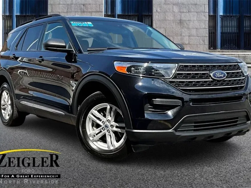 2023 Ford Explorer XLT photo 1