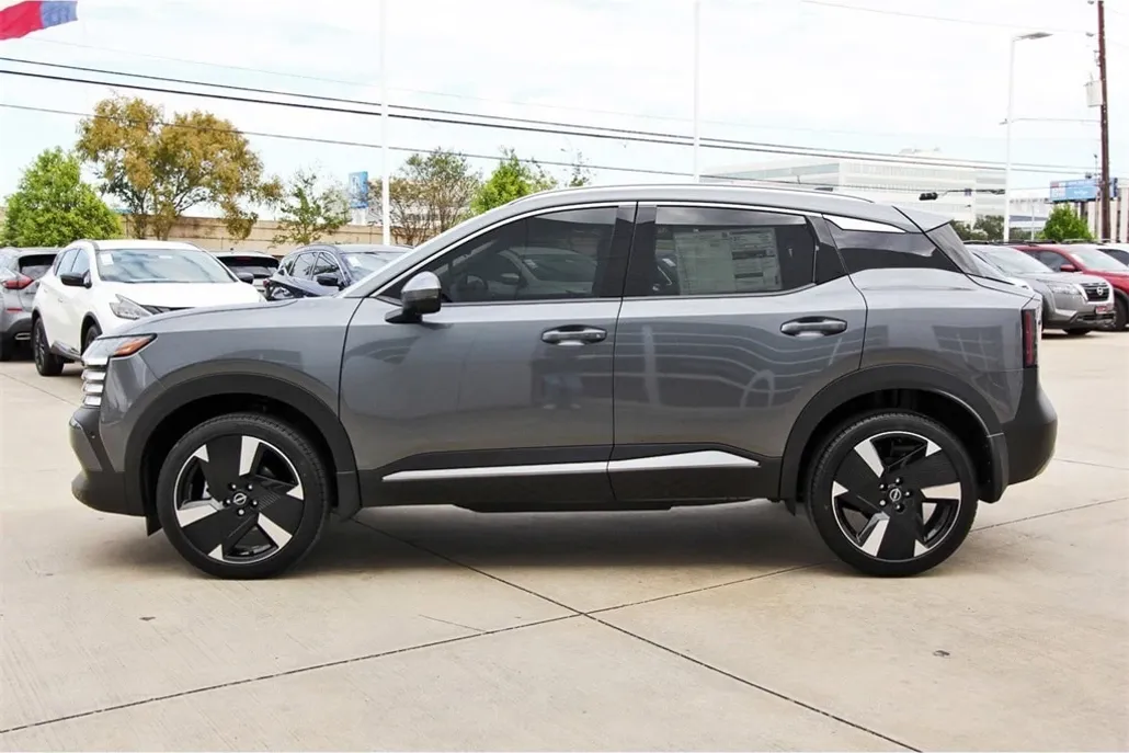 2025 Nissan Kicks SR photo 1