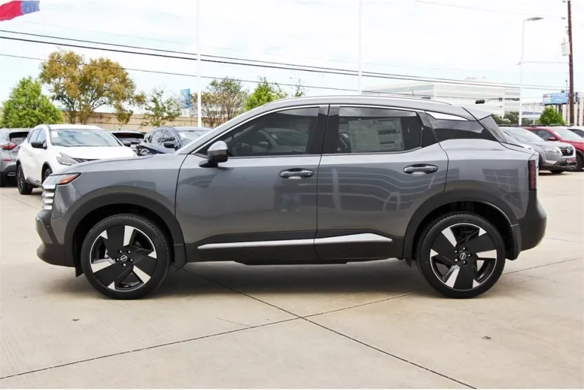 2025 Nissan Kicks SR photo 1