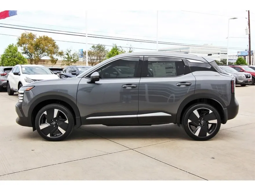 2025 Nissan Kicks SR photo 1