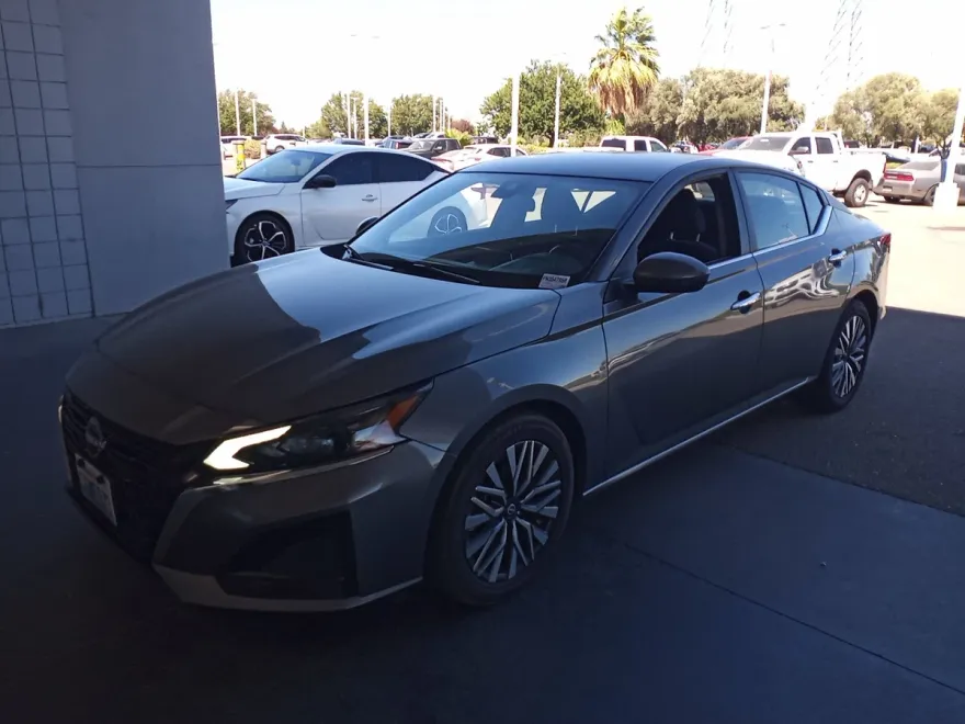 2023 Nissan Altima 2.5 SV photo 1