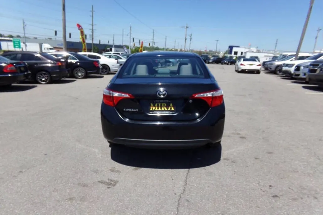 2014 Toyota Corolla LE photo 1