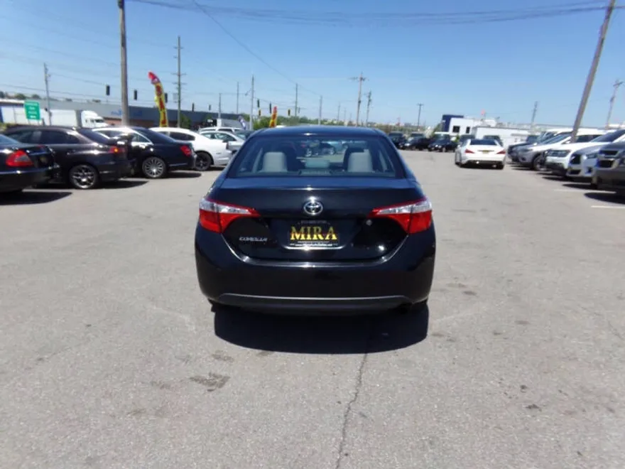 2014 Toyota Corolla LE photo 1