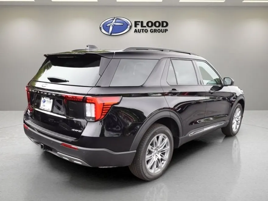 2025 Ford Explorer photo 1