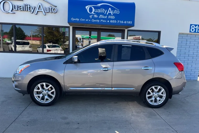 2013 Nissan Rogue SV photo 1