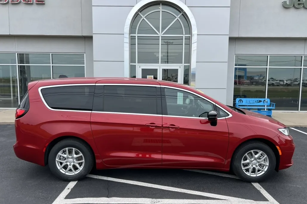 2026 Chrysler Pacifica photo 1