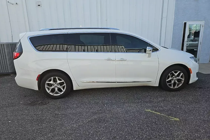 2020 Chrysler Pacifica Limited photo 1
