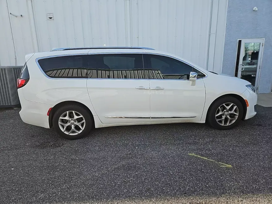 2020 Chrysler Pacifica Limited photo 1