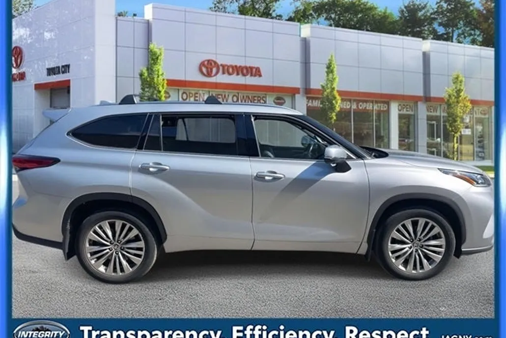 2023 Toyota Highlander Platinum photo 1