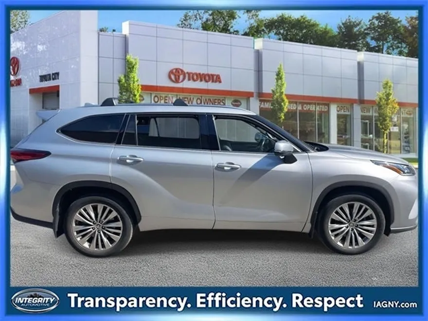 2023 Toyota Highlander Platinum photo 1