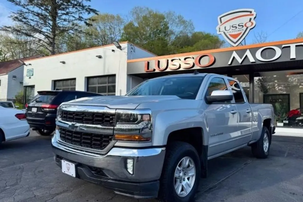 2017 Chevrolet Silverado 1500 LT photo 1