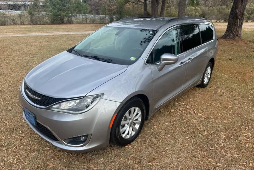 2017 Chrysler Pacifica photo 1