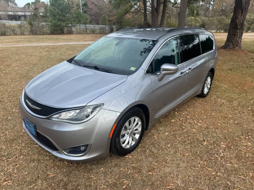 2017 Chrysler Pacifica photo 1