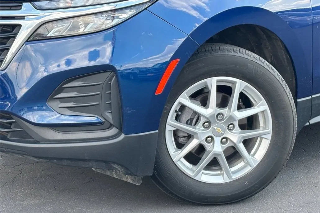 2023 Chevrolet Equinox LS photo 1