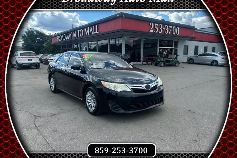 2012 Toyota Camry SE photo 1