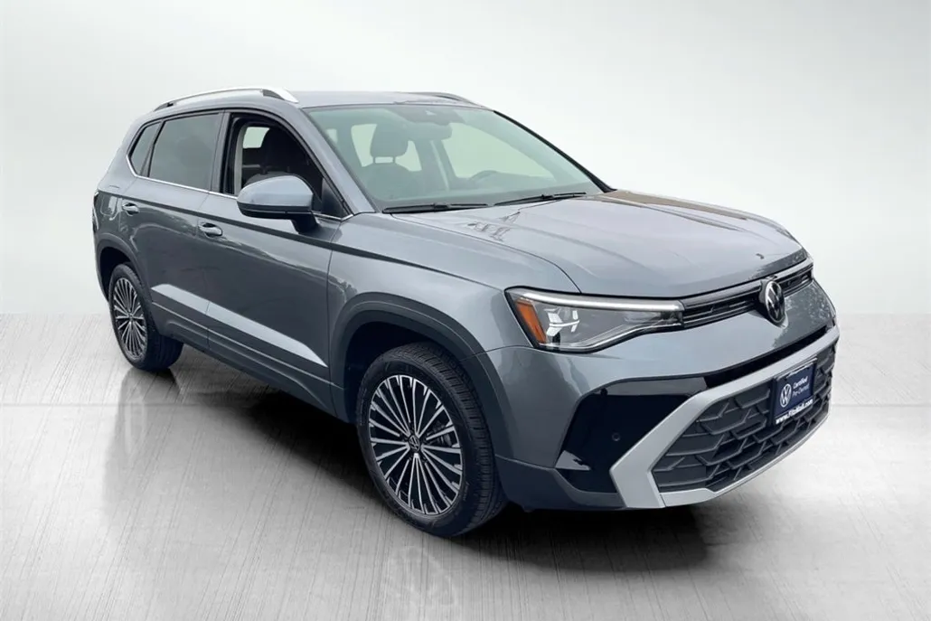 2025 Volkswagen Taos SE photo 1
