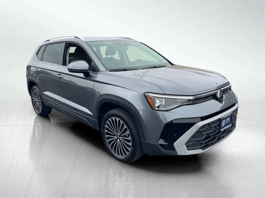 2025 Volkswagen Taos SE photo 1