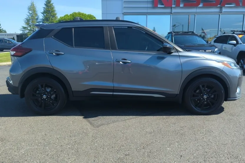 2021 Nissan Kicks SR photo 1