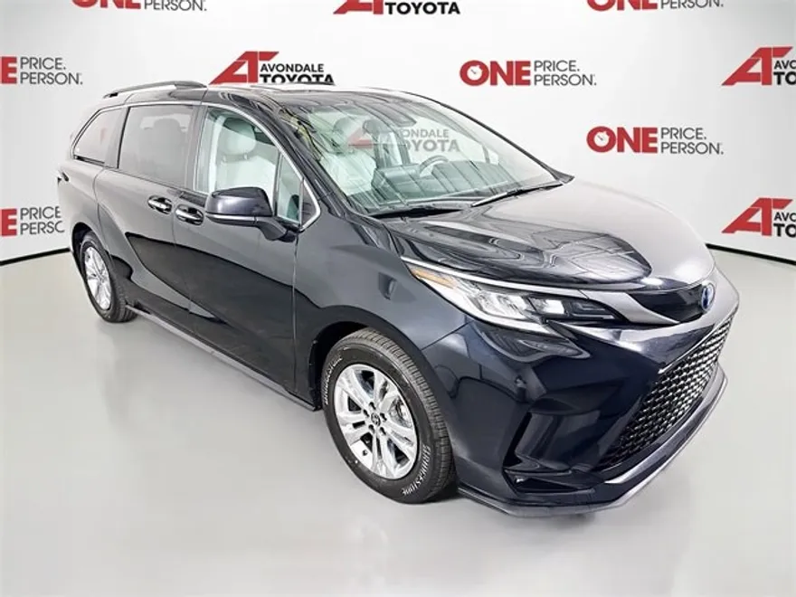 2023 Toyota Sienna XSE photo 1