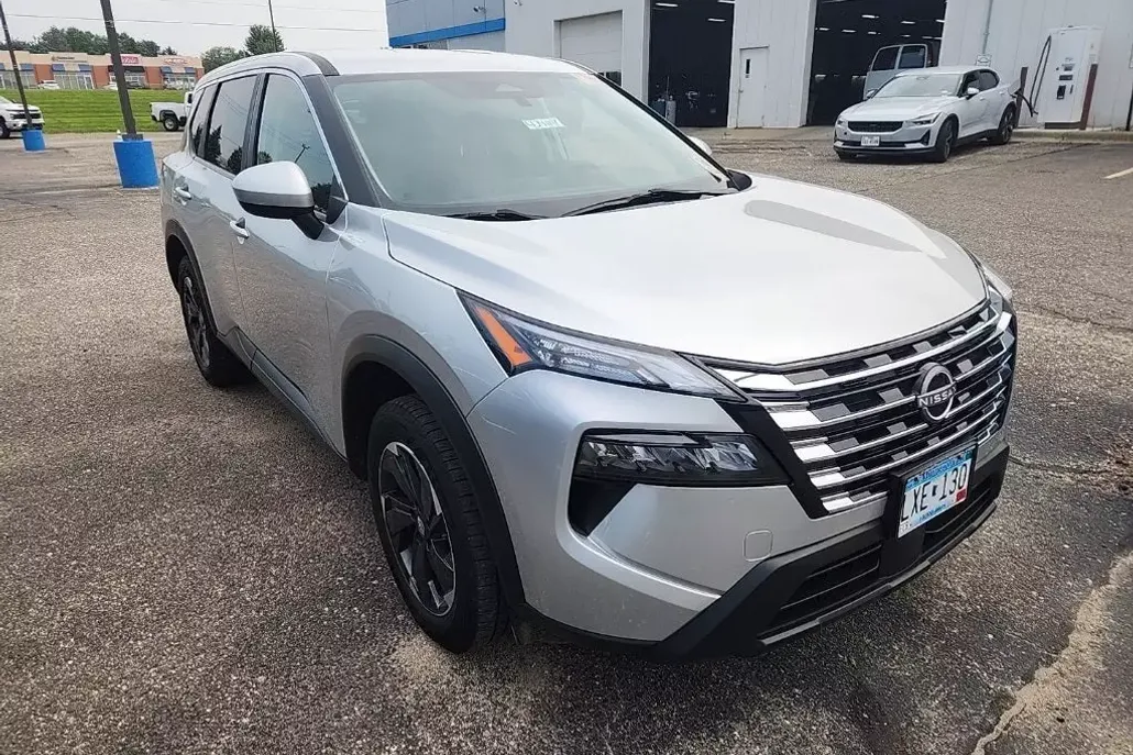 2024 Nissan Rogue SV photo 1