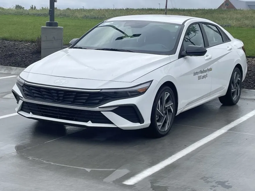 2025 Hyundai Elantra Blue SEL Sport photo 1
