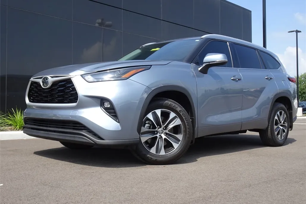 2022 Toyota Highlander XLE photo 1