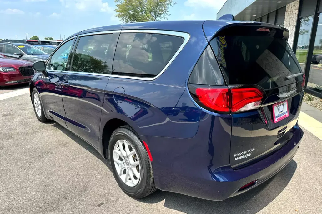 2017 Chrysler Pacifica LX photo 1