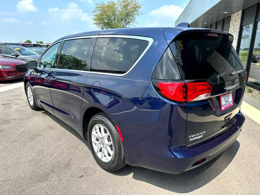 2017 Chrysler Pacifica LX photo 1