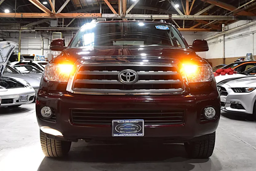 2017 Toyota Sequoia SR5 photo 1