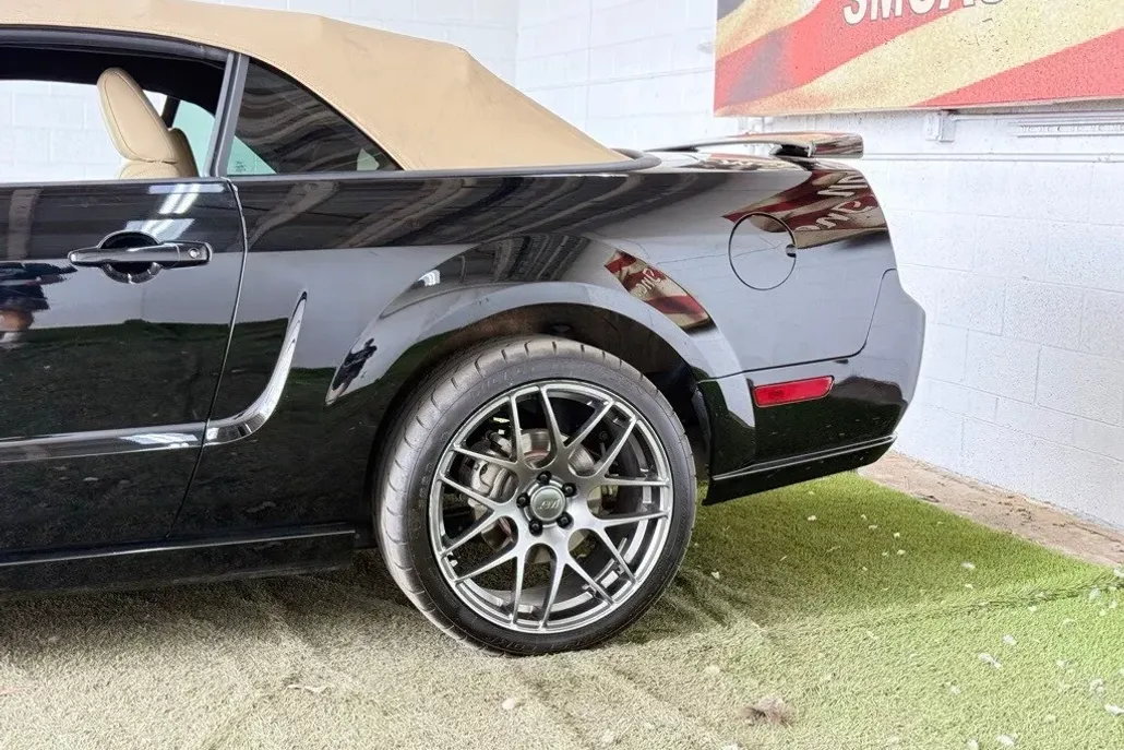 2008 Ford Mustang Convertible photo 1