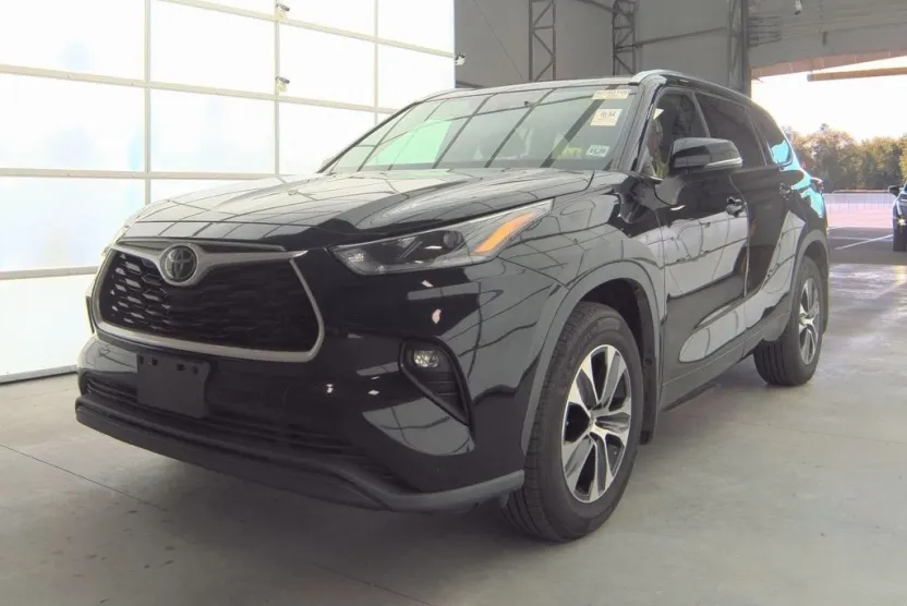 2021 Toyota Highlander XLE photo 1
