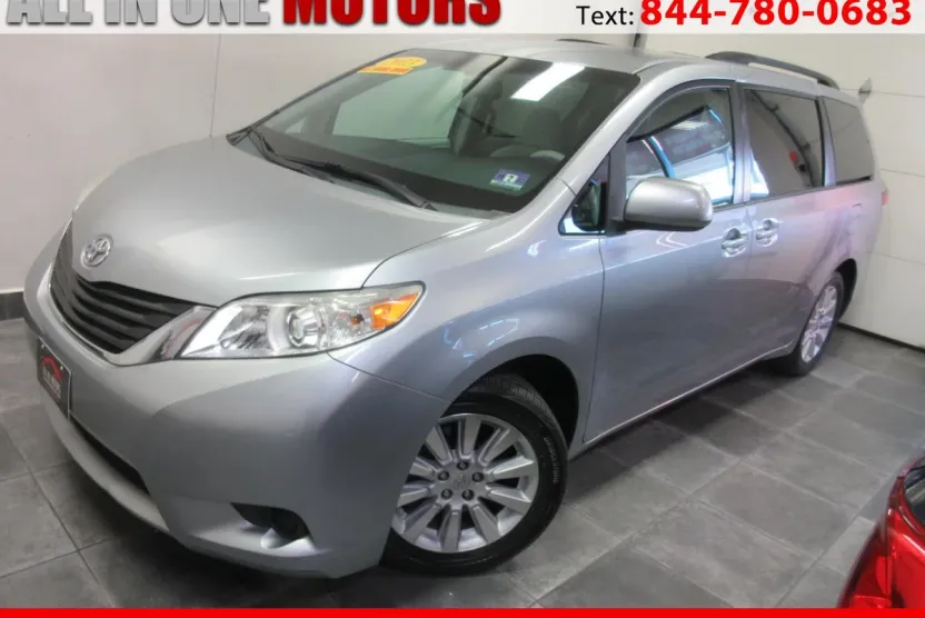 2013 Toyota Sienna LE photo 1