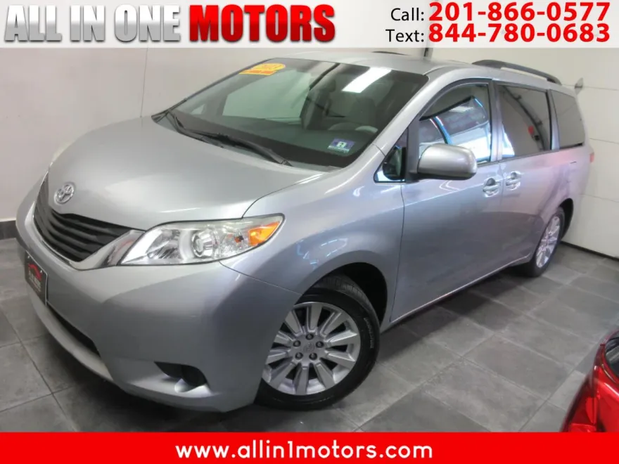 2013 Toyota Sienna LE photo 1