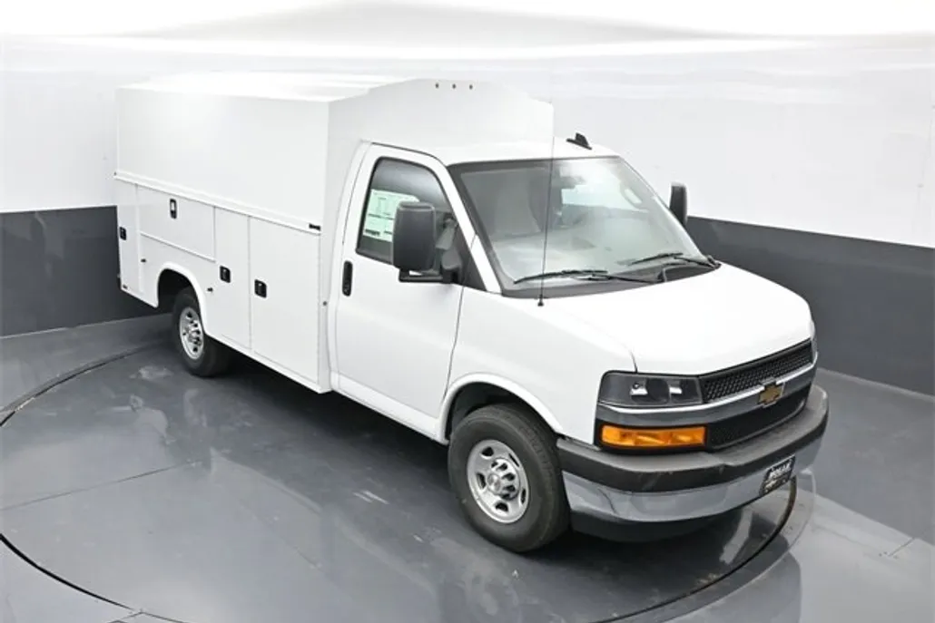 2025 Chevrolet Express Cutaway 3500 photo 1
