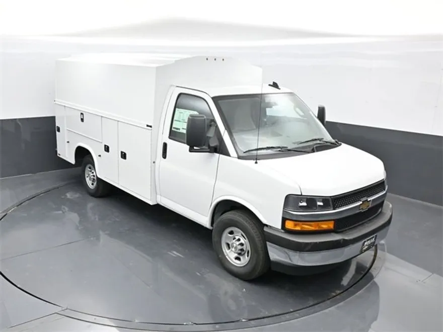 2025 Chevrolet Express Cutaway 3500 photo 1