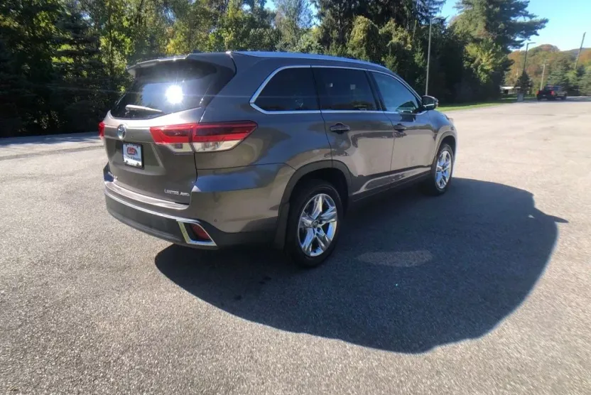 2019 Toyota Highlander Limited photo 1