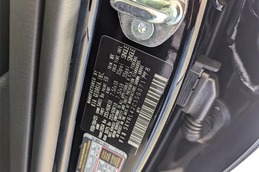 2025 Kia Sorento S photo 1