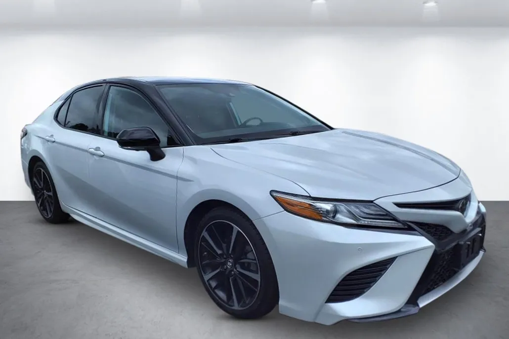 2019 Toyota Camry LE photo 1