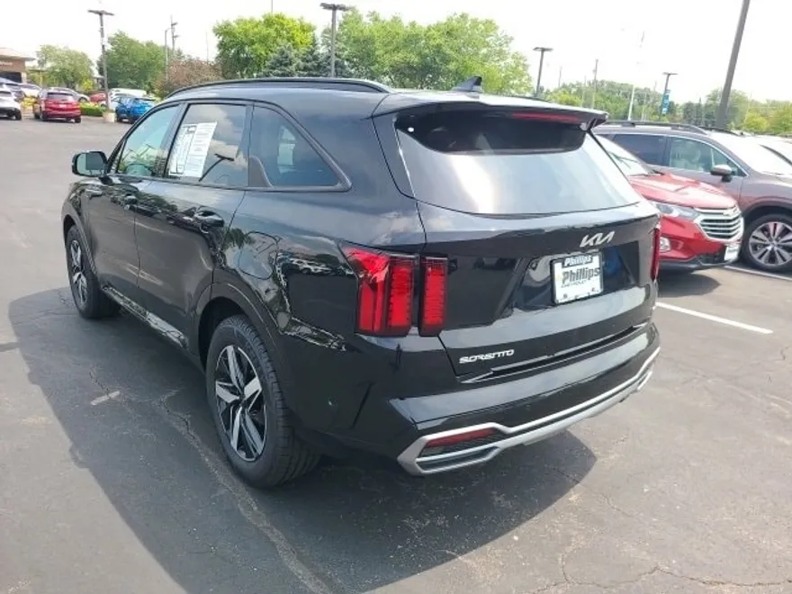 2023 Kia Sorento S photo 1