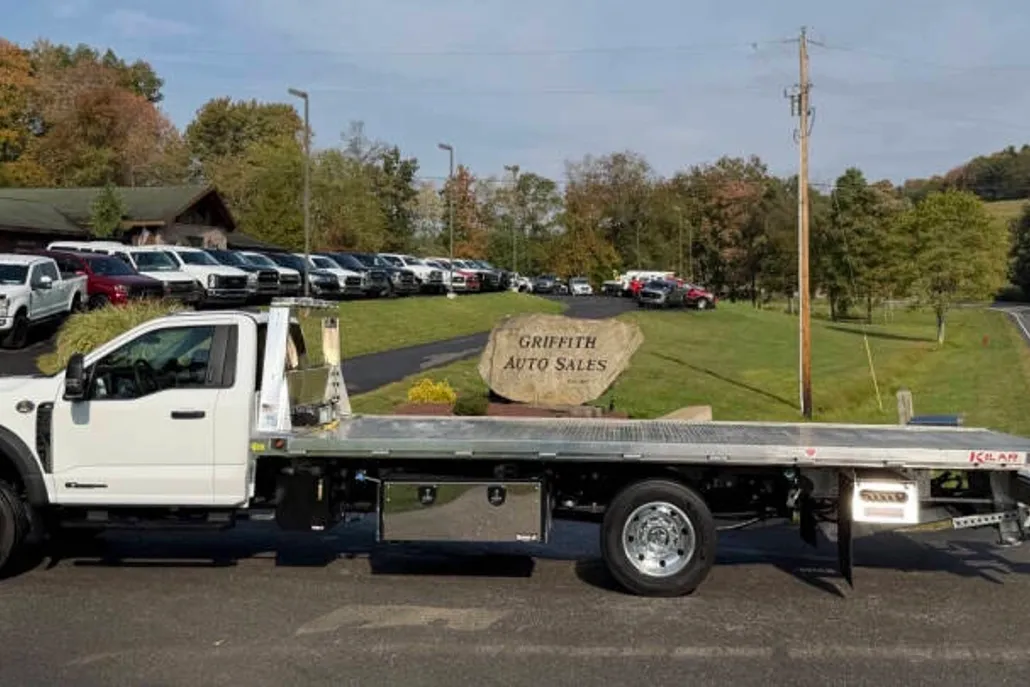 2024 Ford F-600 photo 1