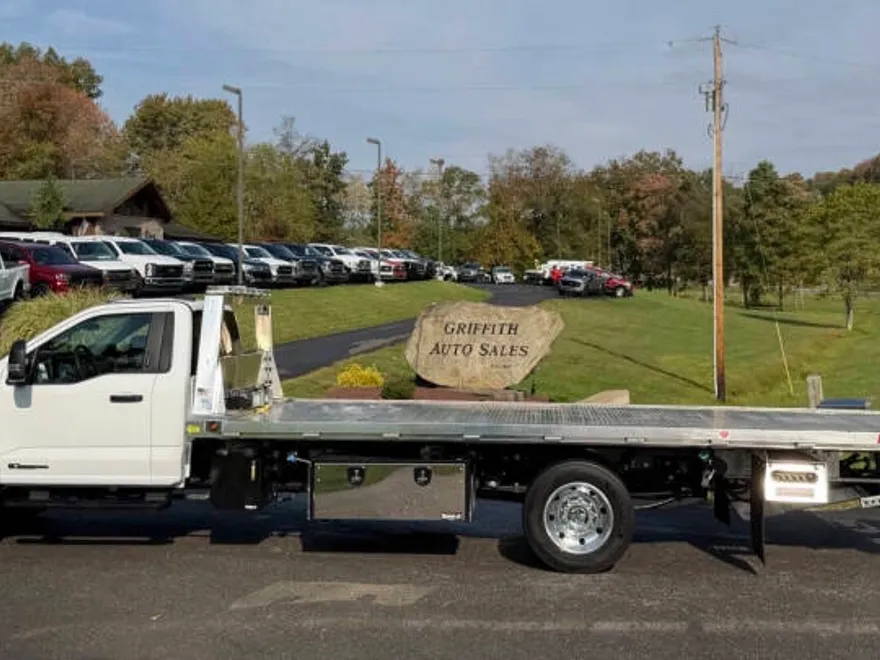 2024 Ford F-600 photo 1