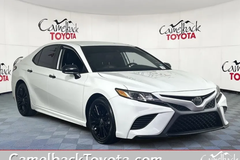 2020 Toyota Camry SE photo 1